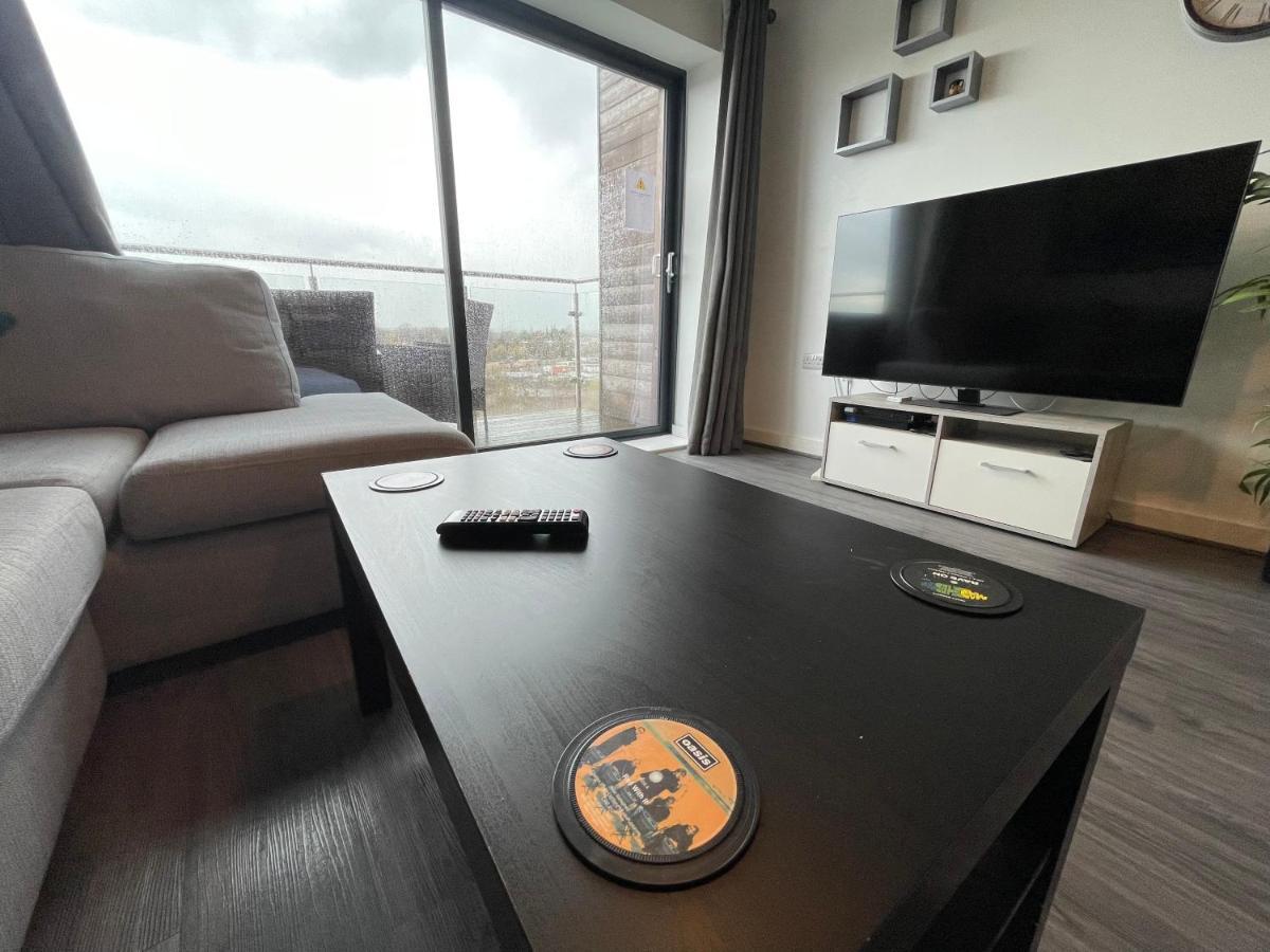Balcony Marina Apartment With City Skyline Views - Free Secure Parking 曼彻斯特 外观 照片